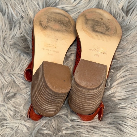 EUC Marc Fisher Sasha Faux Suede Eyelet Sandal Block Heel Open Toe Size 8.5 - Picture 8 of 9